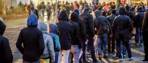 Flüchtlinge warten vor dem Landesamt für Gesundheit und Soziales in Berlin.