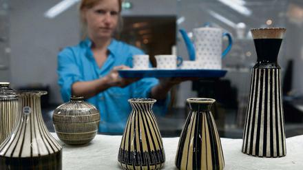 Eine Museumsmitarbeiterin räumt aim Juni im brandenburgischen Velten eine Vitrine des neuen Hedwig-Bollhagen-Museums ein. 