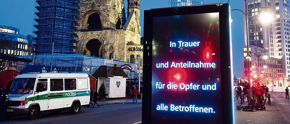 Eine Beileidsbekundung auf einer Werbetafel am Breitscheidplatz.