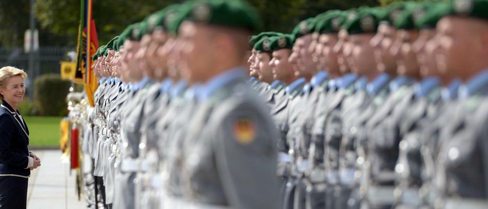 Bundesverteidigungsministerin Ursula von der Leyen (CDU) spricht am 24.09.2014 auf dem Gelände des Bundesministeriums der Verteidigung in Berlin mit Soldaten. 