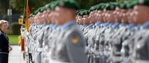 Bundesverteidigungsministerin Ursula von der Leyen (CDU) spricht am 24.09.2014 auf dem Gelände des Bundesministeriums der Verteidigung in Berlin mit Soldaten. 