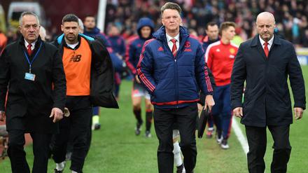 Louis van Gaal (M.) verlässt nach der 0:2-Niederlage mit Manchester United bei Stoke City den Platz.  