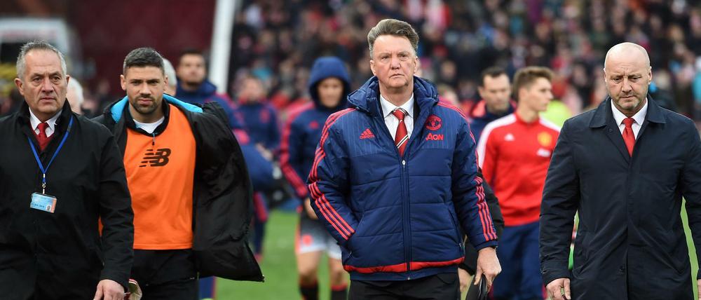 Louis van Gaal (M.) verlässt nach der 0:2-Niederlage mit Manchester United bei Stoke City den Platz.  
