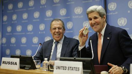 US-Außenminister John Kerry (rechts) und sein russischer Amtskollege Sergej Lawrow nach der Abstimmung über die Syrien-Resolution. 