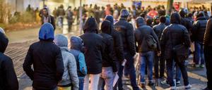 Flüchtlinge vor dem Landesamt für Gesundheit und Soziales Lageso in Berlin.