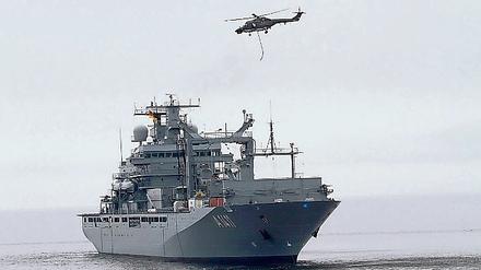 Absetzen von Marinesoldaten auf einem Schiff. Hier im Bild der Einsatzgruppenversorger Berlin mit einem Hubschrauber. Nun hat das Versorgungsschiff 200 Menschen das Leben gerettet. 