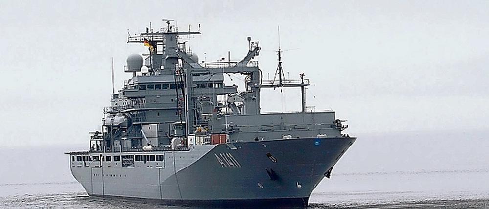 Absetzen von Marinesoldaten auf einem Schiff. Hier im Bild der Einsatzgruppenversorger Berlin mit einem Hubschrauber. Nun hat das Versorgungsschiff 200 Menschen das Leben gerettet. 