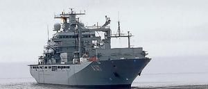 Absetzen von Marinesoldaten auf einem Schiff. Hier im Bild der Einsatzgruppenversorger Berlin mit einem Hubschrauber. Nun hat das Versorgungsschiff 200 Menschen das Leben gerettet. 