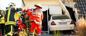 Ein Auto steckt am Montag in Oststeinbek (Schleswig-Holstein) nach einem Unfall in einem Reihenhaus. Der Fahrer hatte mit seinem Wagen die Hauswand durchbrochen und war teilweise in das Gebäude gefahren. Der Mann wurde verletzt.