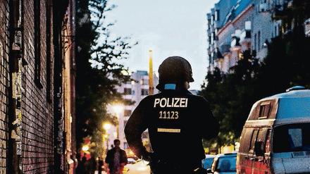 Ein Polizist steht am Abend des 15.06.2014 an der Rigaer Straße in Berlin. Zahlreiche Kräfte sperrten einen Teil der Straße in Friedrichshain, da Autonome und Randalierer Gegenstände von Dächern auf Beamte und Passanten warfen. Bereits in der Nacht zum 15.06.2014 war es in der Rigaer Straße zu gewalttätigen Auseinandersetzungen gekommen. 