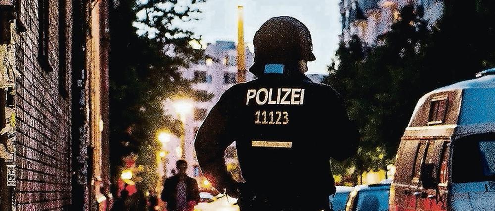 Ein Polizist steht am Abend des 15.06.2014 an der Rigaer Straße in Berlin. Zahlreiche Kräfte sperrten einen Teil der Straße in Friedrichshain, da Autonome und Randalierer Gegenstände von Dächern auf Beamte und Passanten warfen. Bereits in der Nacht zum 15.06.2014 war es in der Rigaer Straße zu gewalttätigen Auseinandersetzungen gekommen. 