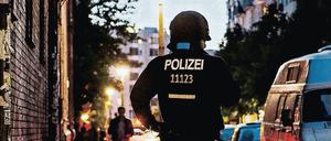 Ein Polizist steht am Abend des 15.06.2014 an der Rigaer Straße in Berlin. Zahlreiche Kräfte sperrten einen Teil der Straße in Friedrichshain, da Autonome und Randalierer Gegenstände von Dächern auf Beamte und Passanten warfen. Bereits in der Nacht zum 15.06.2014 war es in der Rigaer Straße zu gewalttätigen Auseinandersetzungen gekommen. 