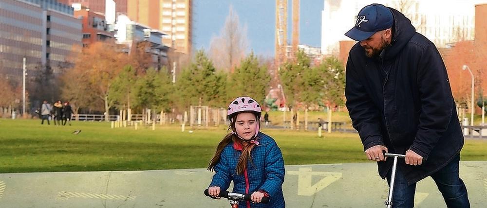 Berliner nutzen das warme Wetter für einen Aufenthalt im Park am Gleisdreieck.