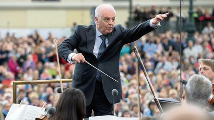 Daniel Barenboim, Generalmusikdirektor der Berliner Staatsoper und Chefdirigent der Staatskapelle, hier beim Open-Air-Sonntagskonzert im Juni auf dem Bebelplatz. 
