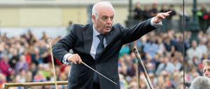 Daniel Barenboim, Generalmusikdirektor der Berliner Staatsoper und Chefdirigent der Staatskapelle, hier beim Open-Air-Sonntagskonzert im Juni auf dem Bebelplatz. 