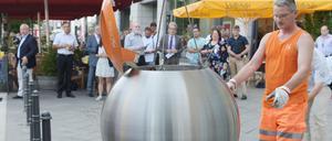 Die futuristischen Bubbles - hier bei der Vorstellung im Sommer am Alexanderplatz - passen nicht ins historische Bild der Spandauer Altstadt.