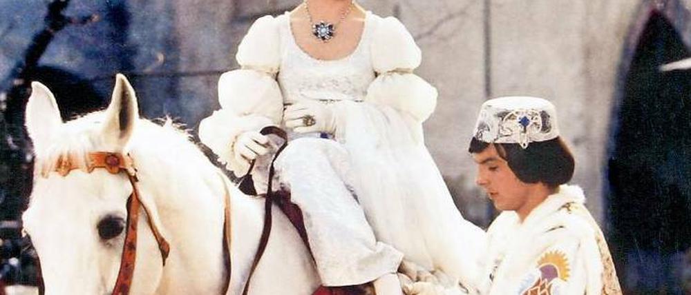 Passt! Der Prinz (Pavel Travnicek) zieht Aschenbrödel (Libuse Safrankova) den verlorenen Schuh an.