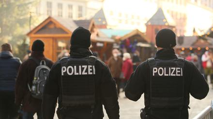 Polizisten kontrollieren auf dem Weihnachtsmarkt in der Adventsstadt Quedlinburg. 