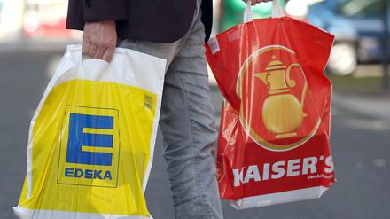 Kommt nicht in die Tüte oder doch? Bundeswirtschaftsminister Sigmar Gabriel kann Edeka die Übernahme von Kaiser's Tengelmann erlauben - gegen den Willen des Bundeskartellamts.