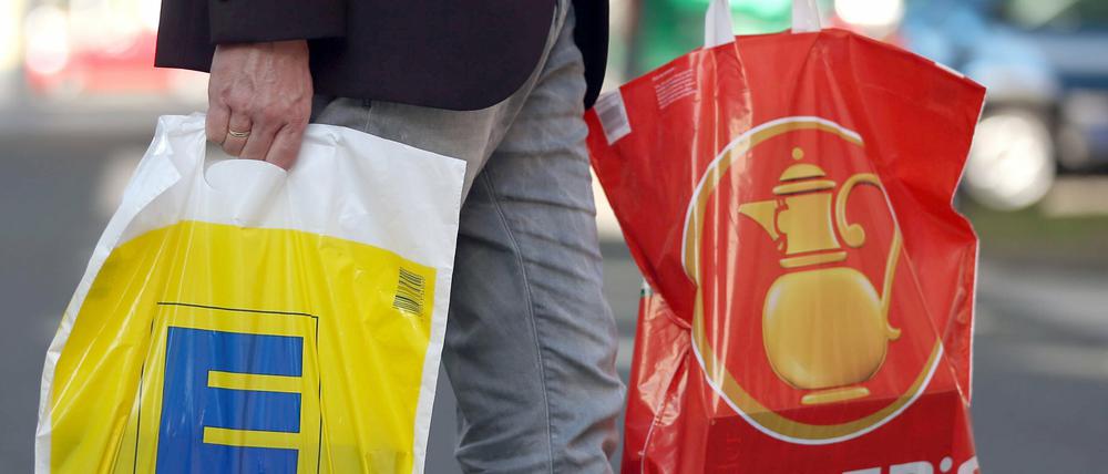 Kommt nicht in die Tüte oder doch? Bundeswirtschaftsminister Sigmar Gabriel kann Edeka die Übernahme von Kaiser's Tengelmann erlauben - gegen den Willen des Bundeskartellamts.