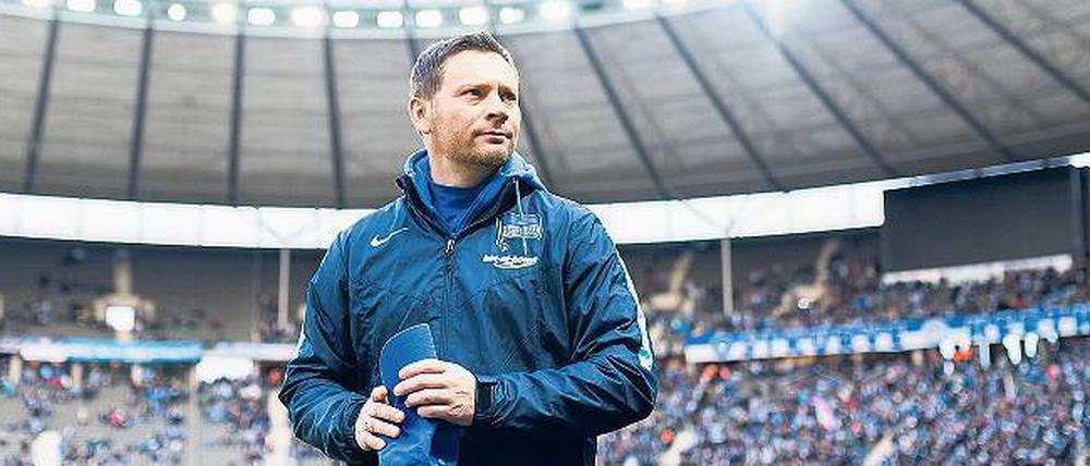 Pal Dardai, 39, kam im Januar 1996 von BVSC Budapest zum damaligen Zweitligisten, schaffte gleich den Aufstieg in die Bundesliga und zwei Jahre sogar in die Champions League. Bis 2011 kam er auf 286 Spiele in der Bundesliga und ist damit Herthas Rekordspieler. Er trainierte Herthas U-15-Jugend, zeitweise auch die ungarische Nationalmannschaft. Im Februar 2015 löste er Jos Luhukay als Cheftrainer ab und schaffte mit der schwer abstiegsbedrohten Mannschaft noch den Verbleib in der Bundesliga.