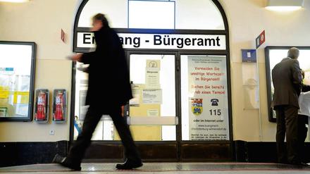 Kein Zutritt. In Berlins Bürgerämtern muss man noch immer wochenlang auf einen Termin warten – beispielsweise zur Passverlängerung. 