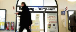 Kein Zutritt. In Berlins Bürgerämtern muss man noch immer wochenlang auf einen Termin warten – beispielsweise zur Passverlängerung. 