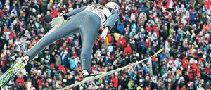 Einer springt, alle gucken zu. Noch Anfang der 1990er Jahre war Skispringen eine reine Randsportart ohne öffentliches Interesse. Mittlerweile allerdings sind die Einschaltquoten im Fernsehen und die Besucherzahlen an den Schanzen konstant hoch, besonders bei der Vierschanzentournee.