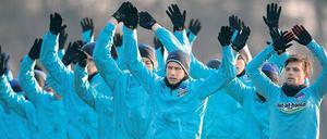 Auf geht’s, Hertha. Bei frostigen Temperaturen um minus acht Grad begrüßte Trainer Pal Dardai am Sonntag 30 Spieler, darunter 25 Feldspieler und fünf Torhüter, zum ersten Training des Jahres 2016. 