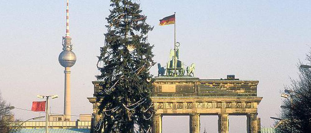 1989. Vor 26 Jahren endete West-Berlin gleich hinterm Weihnachtsbaum. Und auf dem Brandenburger Tor wehte die schwarz-rot-goldene Fahne mit dem Staatswappen der DDR. Die Mauer wurde hier erst kurz vor Heiligabend geöffnet.