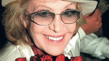 Wohin ich blicke. Hildegard Knef (28. 12. 1925 – 1. 2. 2002) im Berliner Wintergarten, bei der Premierenfeier der Film-Collage „Für mich soll’s rote Rosen regnen“, 1995.