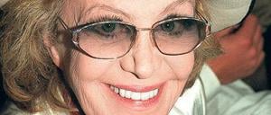 Wohin ich blicke. Hildegard Knef (28. 12. 1925 – 1. 2. 2002) im Berliner Wintergarten, bei der Premierenfeier der Film-Collage „Für mich soll’s rote Rosen regnen“, 1995.