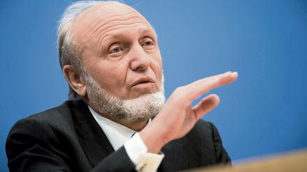 Hans-Werner Sinn, scheidender Präsident des Ifo-Instituts, warnt vor einem Verteilungskampf zwischen Flüchtlingen und sozial Schwachen in Deutschland. 