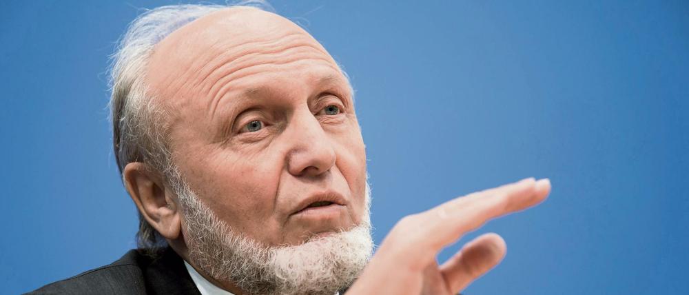 Hans-Werner Sinn, scheidender Präsident des Ifo-Instituts, warnt vor einem Verteilungskampf zwischen Flüchtlingen und sozial Schwachen in Deutschland.