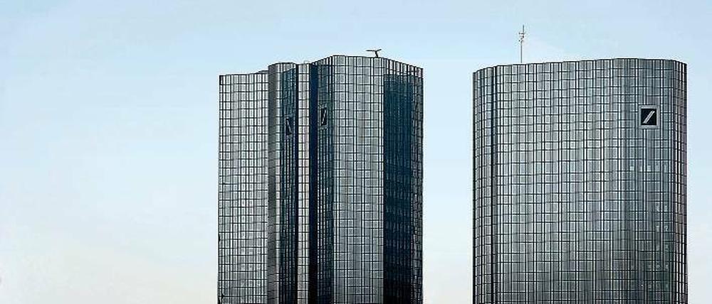 Wie dunkle Schatten der Vergangenheit lasten die Affären auf der Bank und ihrem neuen Chef John Cryan.