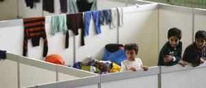Flüchtlingskinder im ehemaligen Flughafen Tempelhof. 