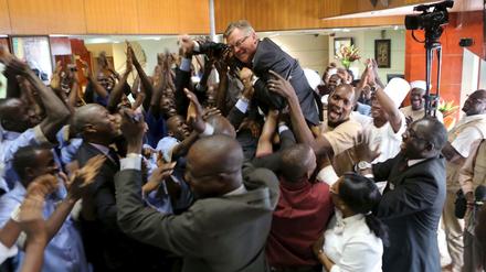 Nicht einschüchtern lassen. Das soll die Botschaft sein. Am 15. Dezember hat der Manager des Radisson-Blu-Hotels in Bamako, Gary Ellis, das Haus wieder eröffnet. Im November war es von Islamisten angegriffen worden. Damals starben 21 Menschen. Die Beschäftigen des Hotels feiern mit ihrem Manager die Wiedereröffnung. 