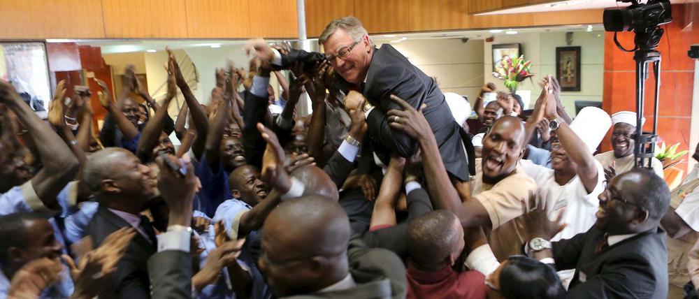 Nicht einschüchtern lassen. Das soll die Botschaft sein. Am 15. Dezember hat der Manager des Radisson-Blu-Hotels in Bamako, Gary Ellis, das Haus wieder eröffnet. Im November war es von Islamisten angegriffen worden. Damals starben 21 Menschen. Die Beschäftigen des Hotels feiern mit ihrem Manager die Wiedereröffnung.