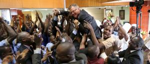 Nicht einschüchtern lassen. Das soll die Botschaft sein. Am 15. Dezember hat der Manager des Radisson-Blu-Hotels in Bamako, Gary Ellis, das Haus wieder eröffnet. Im November war es von Islamisten angegriffen worden. Damals starben 21 Menschen. Die Beschäftigen des Hotels feiern mit ihrem Manager die Wiedereröffnung. 
