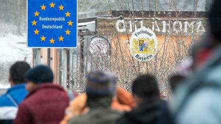 Flüchtlinge gehen an der deutsch-österreichischen Grenze nahe Wegscheid in Richtung Bayern.
