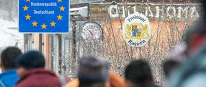 Flüchtlinge gehen an der deutsch-österreichischen Grenze nahe Wegscheid in Richtung Bayern.