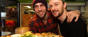 Mark Thomas (links) und Martin Fehre vom "Momos" präsentieren ihre Bio-Teigtaschen im "Momos".
