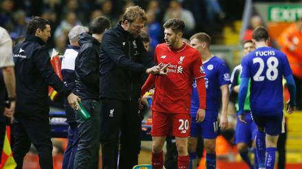 Jürgen Klopp spricht mit seinem Spieler Adam Lallana beim 1:0 des FC Liverpool gegen Leicester City.