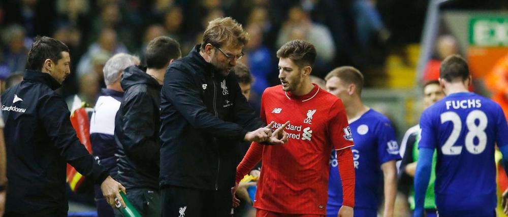 Jürgen Klopp spricht mit seinem Spieler Adam Lallana beim 1:0 des FC Liverpool gegen Leicester City.