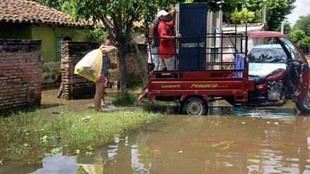 In Falcon nahe Asuncion in Paraguay versuchen die Menschen so viel wie möglich vor den Wassermassen zu retten. 