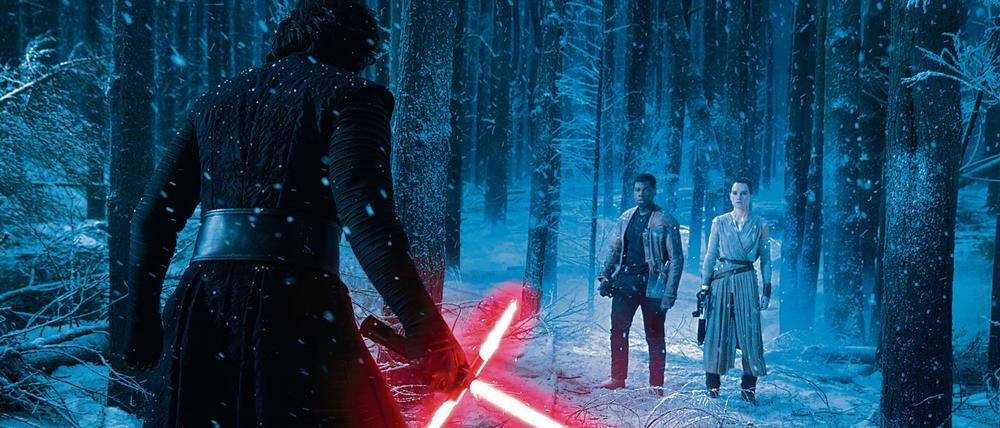 Rekordbrecher "Star Wars - Das Erwachen der Macht". Filmszene mit Adam Driver (l), John Boyega und Daisy Ridley.