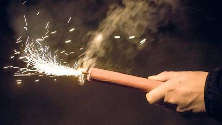 Freudenfeuer oder Waffe? Nicht jeder möchte Silvester friedlich feiern. Das zeigen die vielen Angriffe auf Einsatzkräfte von Polizei und Feuerwehr.