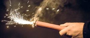 Freudenfeuer oder Waffe? Nicht jeder möchte Silvester friedlich feiern. Das zeigen die vielen Angriffe auf Einsatzkräfte von Polizei und Feuerwehr.