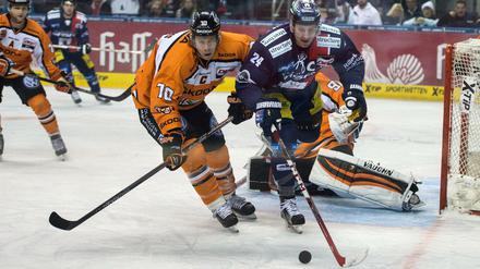 André Rankel (r., Eisbären Berlin) und Tyler Haskins (Grizzlys Wolfsburg) kämpfen um den Puck.