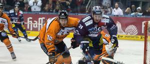 André Rankel (r., Eisbären Berlin) und Tyler Haskins (Grizzlys Wolfsburg) kämpfen um den Puck.